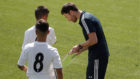 Xabi Alonso, dando instrucciones a los jugadores del Infantil A.