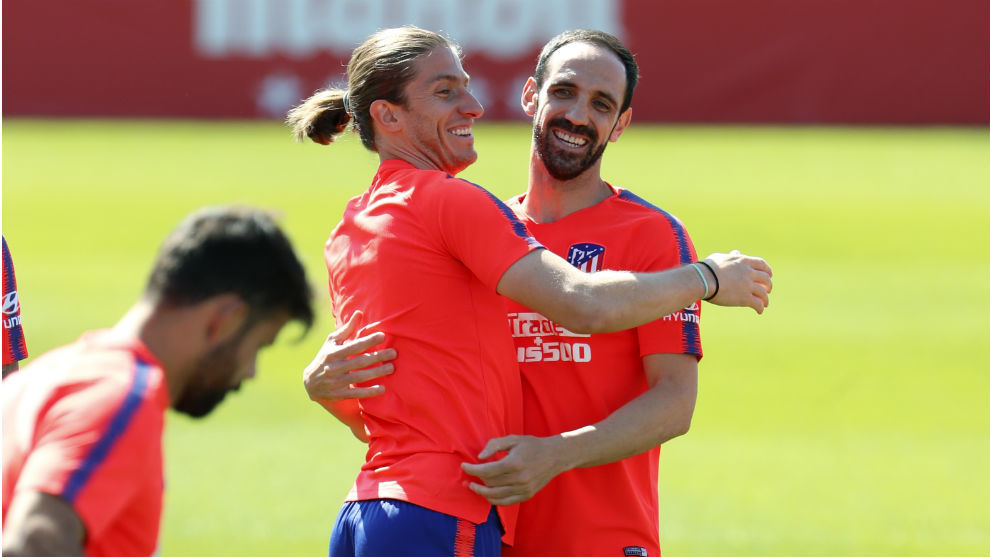Filipe Luis and Juanfran in a training session.