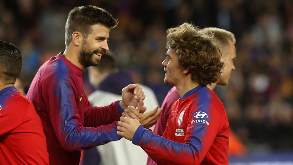Pique greets Griezmann ahead of their teams&apos; most recent meeting.