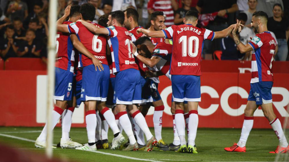 Los jugadores del Granada celebrando el segundo gol del partido.