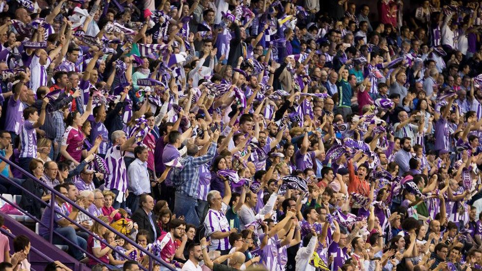 La aficin del Valladolid anima a su equipo en el estadio de...