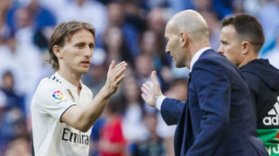 Modric y Zidane se saludan duante un cambio.