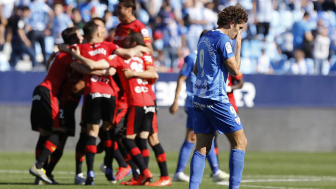 Blanco Leschuk se lamenta por tras un gol del Mallorca en La Rosaleda.