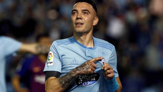 Aspas points to the badge.