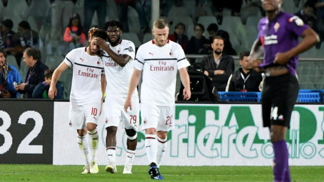 El Milan celebra el gol de alhanoglu.