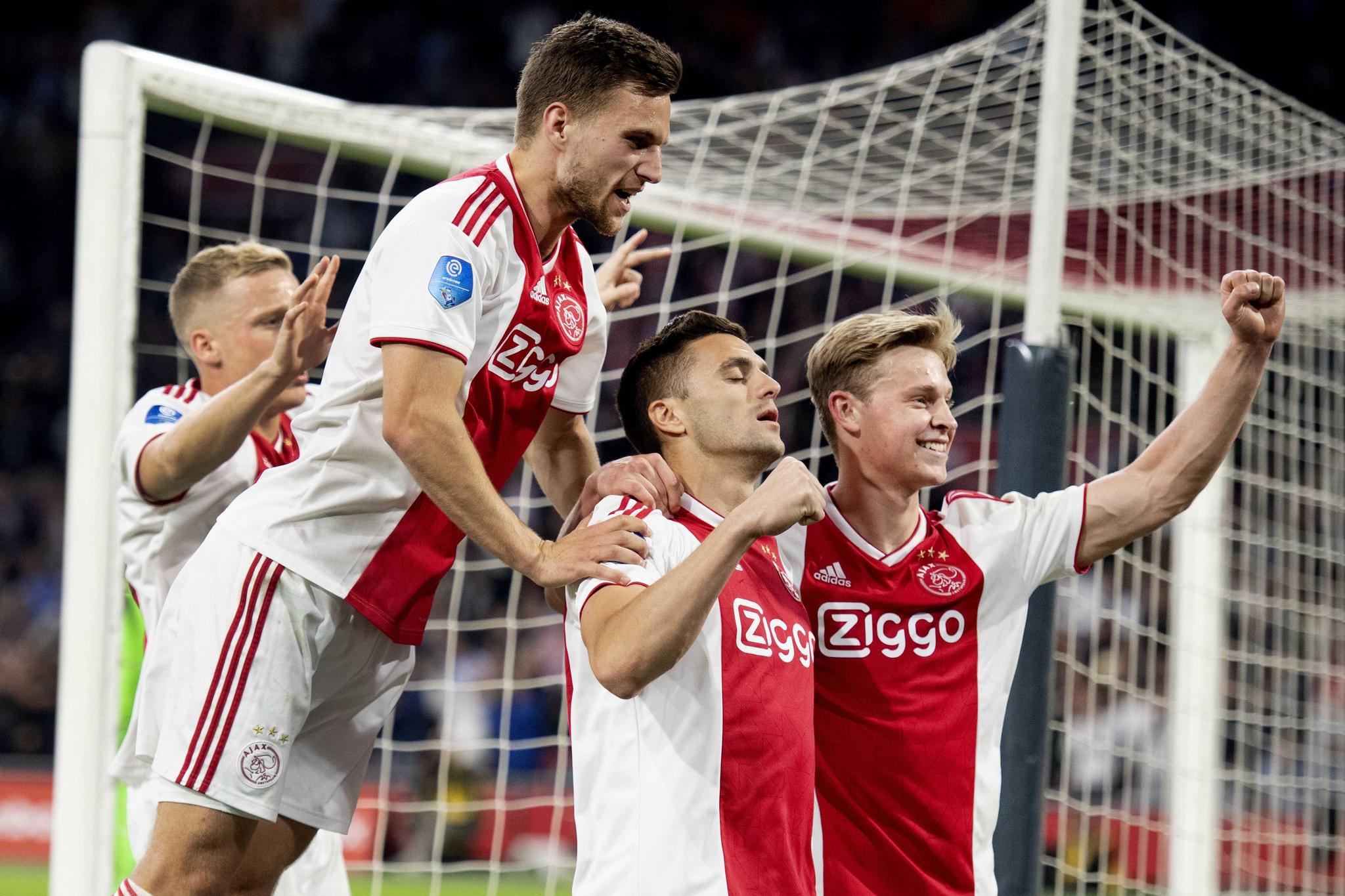 72015900. AMSTERDAM (HOLANDA), 23/04/2019.- Dusan <HIT>Tadic</HIT> del Ajax celebra el 2-0 durante el partido de Eredivisie holandesa entre Ajax y Vitesse en el estadio Johan Cruijff Arena en msterdam, Holanda, el 23 de abril de 2019. EFE / OLAF KRAAK