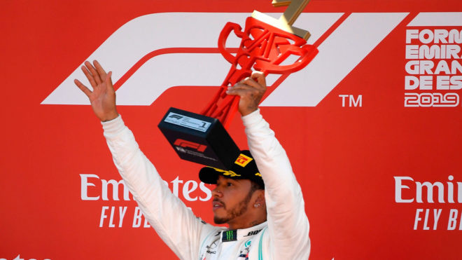 Hamilton celebra su victoria en Barcelona