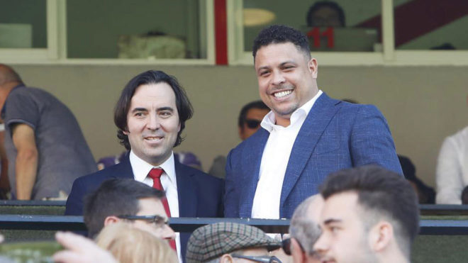 Ronaldo Nazario junto a Martn Presa, en el palco del estadio de...