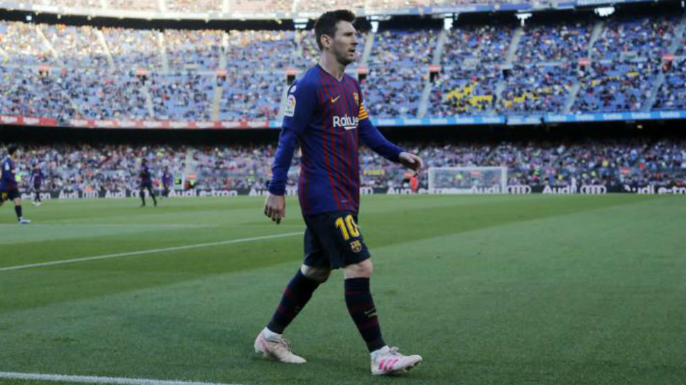Leo Messi en el momento en el que abandona el terreno de juego.