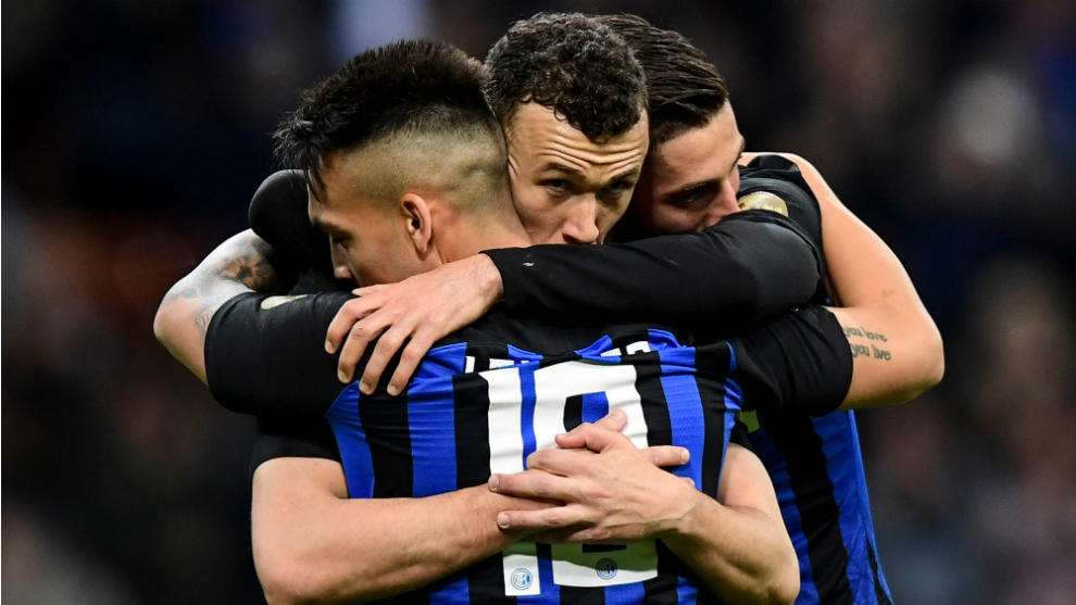 Los futbolistas del Inter celebran el tanto de Perisic al Chievo...
