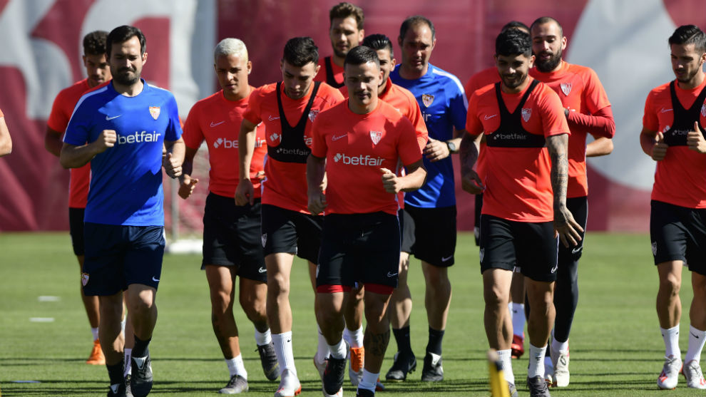 Los jugadores del Sevilla, en el entrenamiento de este martes.