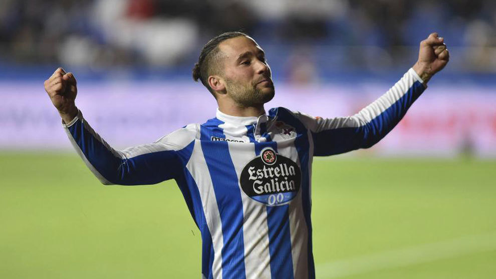 Quique Gonzlez celebra un gol en el Deportivo.