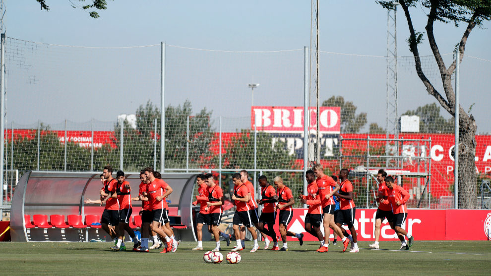 Los jugadores del Sevilla corren en la ciudad deportiva.