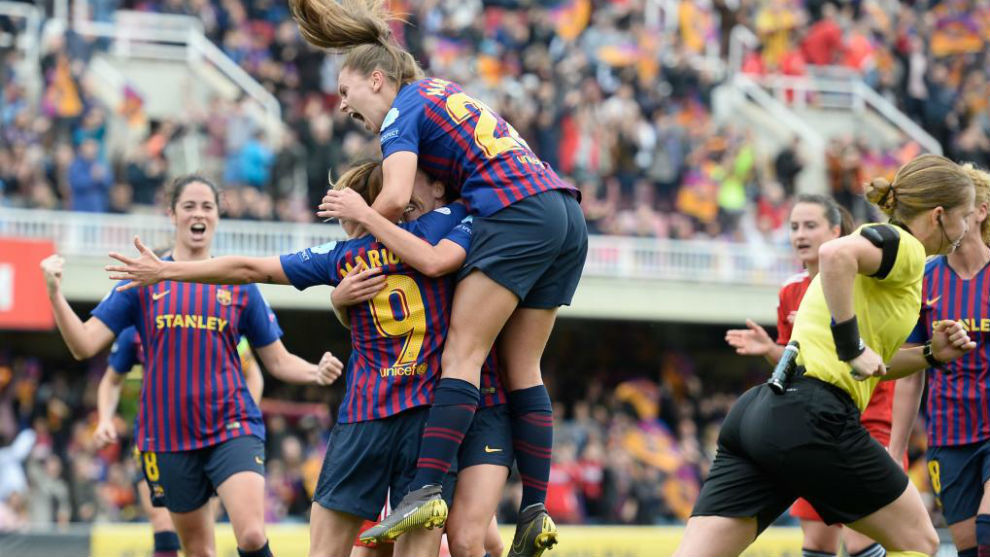 Las jugadoras del Barcelona celebran un gol en el partido que les di...