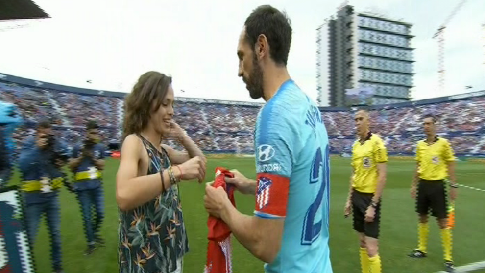 Juanfran gives Atletico shirt to Sonia Prim, a former Atletico player