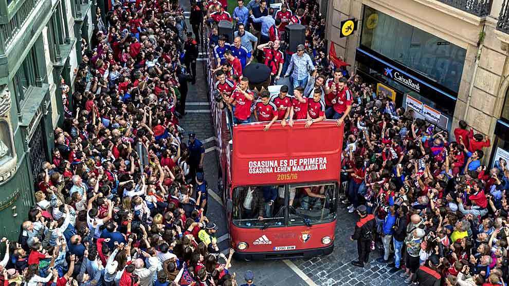 El autobs con los jugadores de Osasuna celebrando el acenso de hace...
