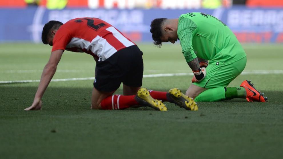 Herrern y Capa, abatidos tras el segundo gol del Sevilla.