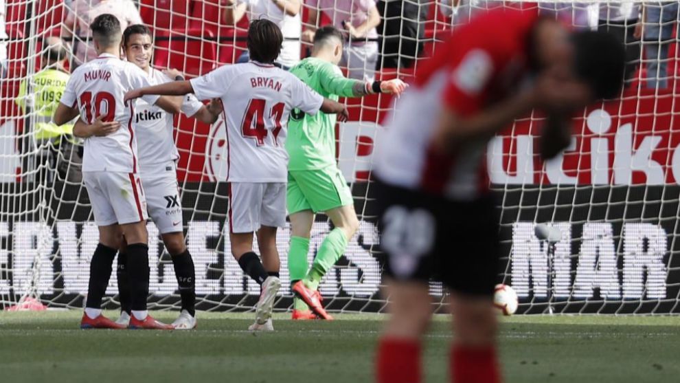 Aduriz se lamenta con los jugadores del Sevilla celebrando el 2-0.