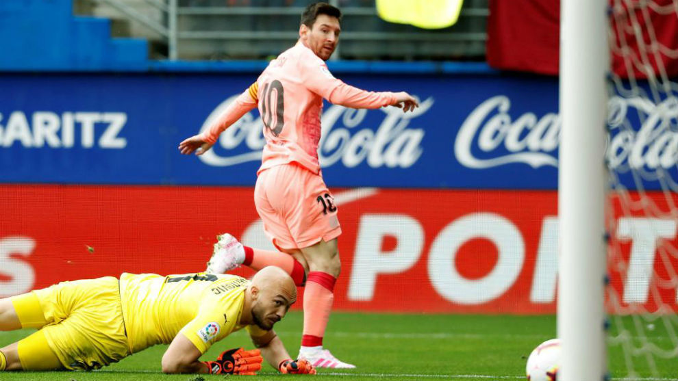 Leo Messi marca el primer gol del Barcelona en Ipurua.