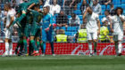 Los jugadores del Real Madrid muestran su desesperacin tras un gol...