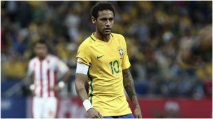 Neymar, con el brazalete, en un partido clasificatorio contra...