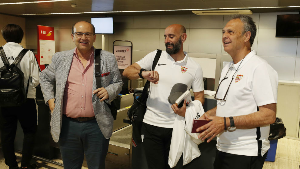 Castro, Monchi y Caparrs, en el aeropuerto antes de volar a...