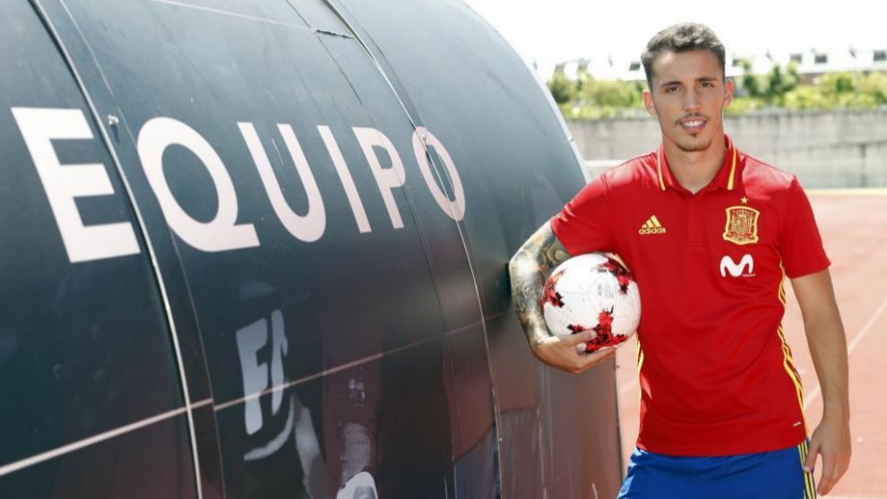 Álex Grimaldo poses for MARCA whilst with the Spanish under-21s.