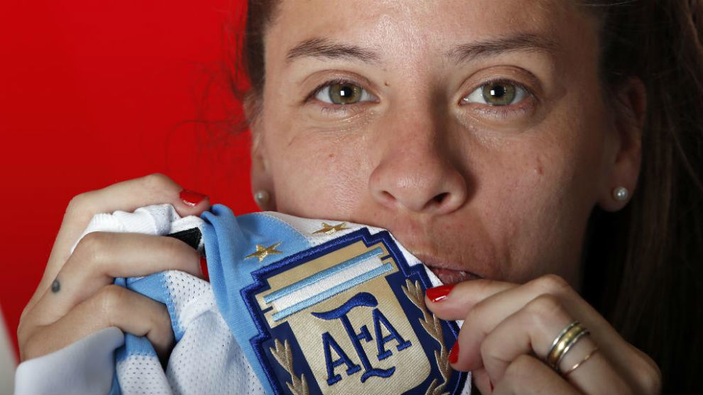 Ruth Bravo besa el escudo de la camiseta de Argentina en su visita a...