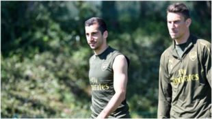 Mkhitaryan, junto a Koscielny en un entrenamiento del Arsenal.