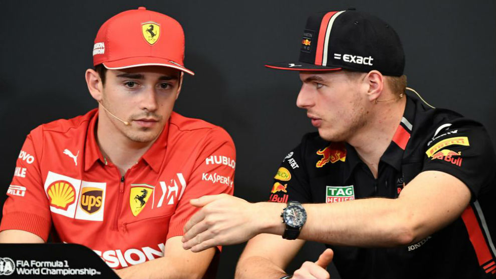 Verstappen charla con Leclerc, durante la rueda de prensa de hoy.