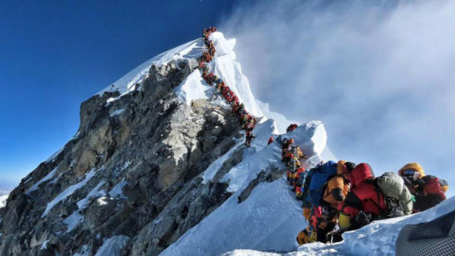 Un reguero de montaeros intenta el acceso a la cumbre del Everest el...