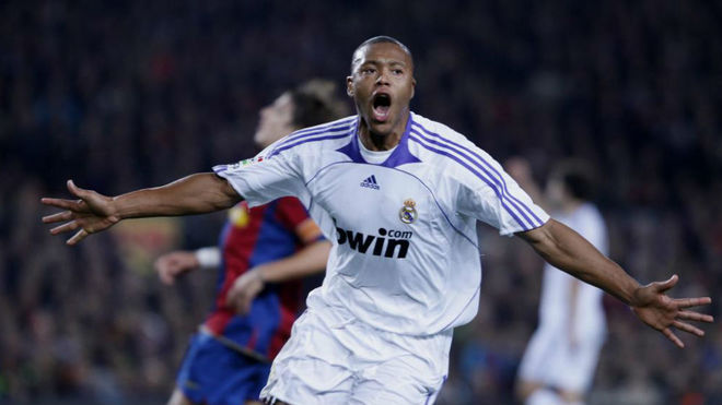 Baptista celebra un gol con el Madrid en el Camp Nou