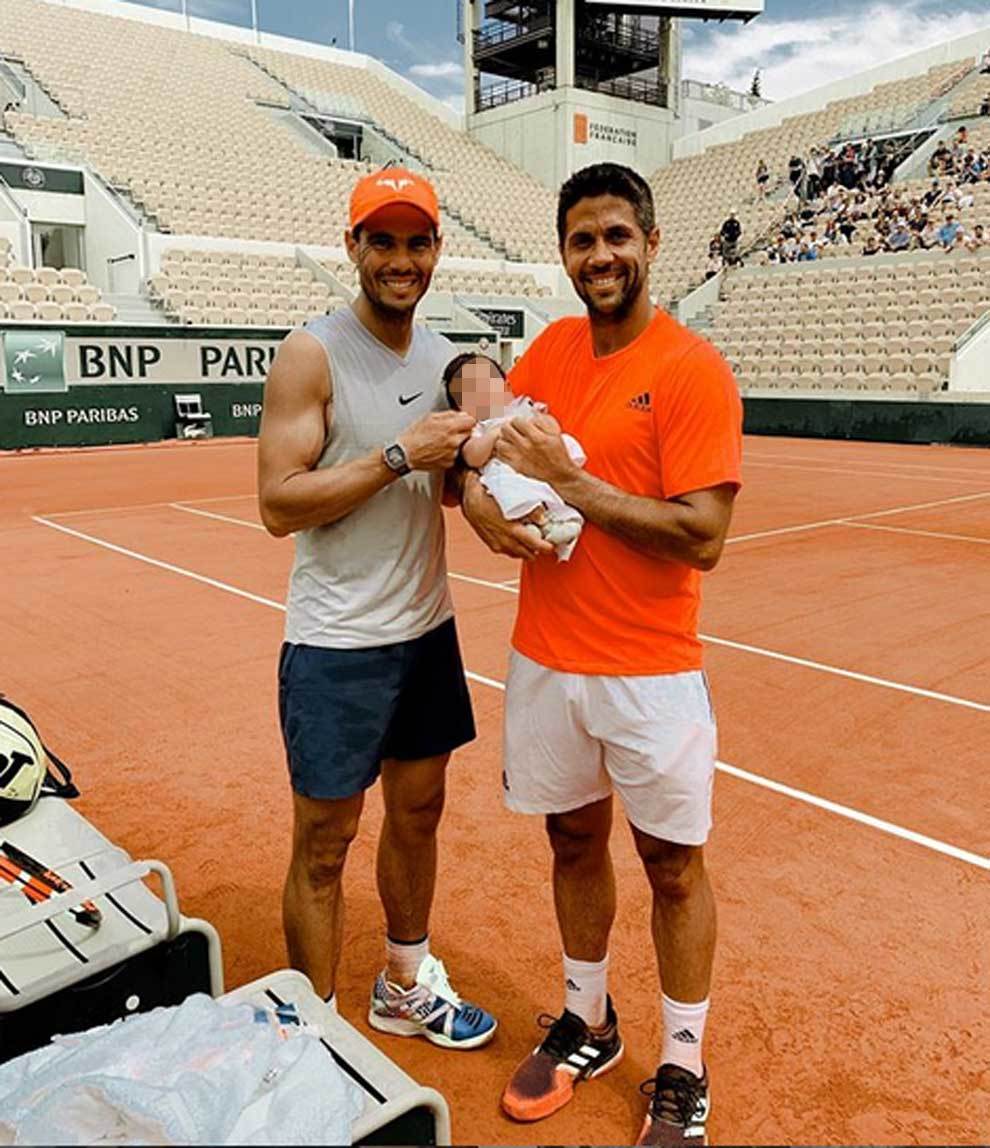 Rafa Nadal posa en Roland Garros con Miguel, el hijo de Fernando...
