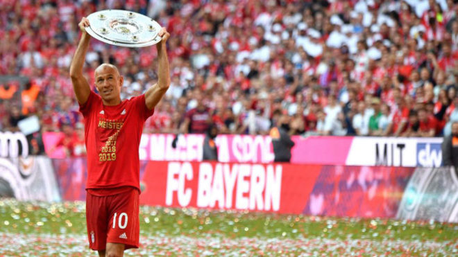Robben with the Bundesliga trophy.