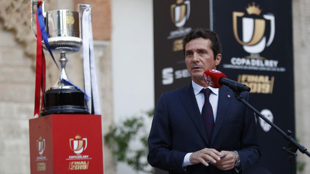 Guillermo Amor alongside the Copa del Rey trophy.