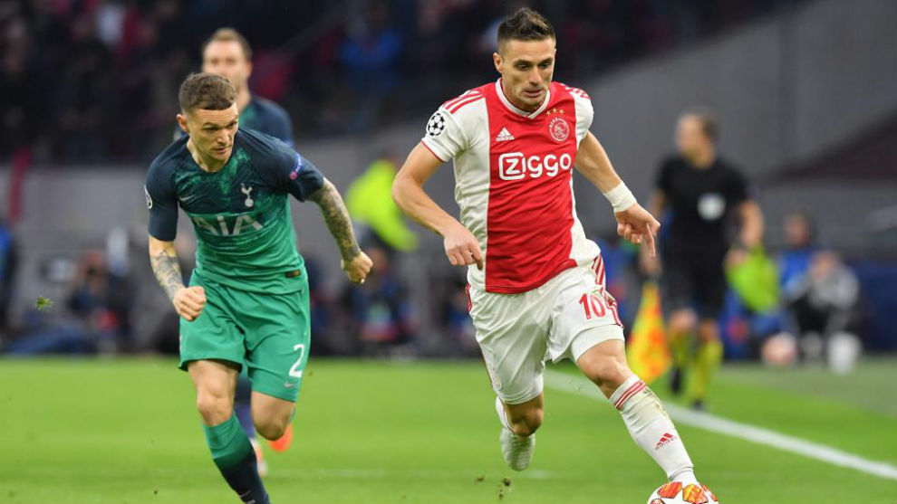 Tadic y Trippier durante el Ajax vs Tottenham.