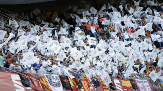 La grada de aficionados del Valencia durante el himno.