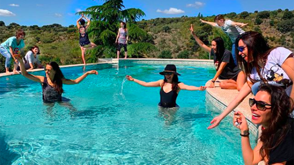 Pilar Rubio comparte esta imagen con sus amigas en la piscina