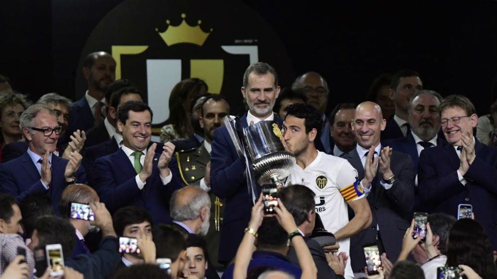 Parejo kisses the trophy.