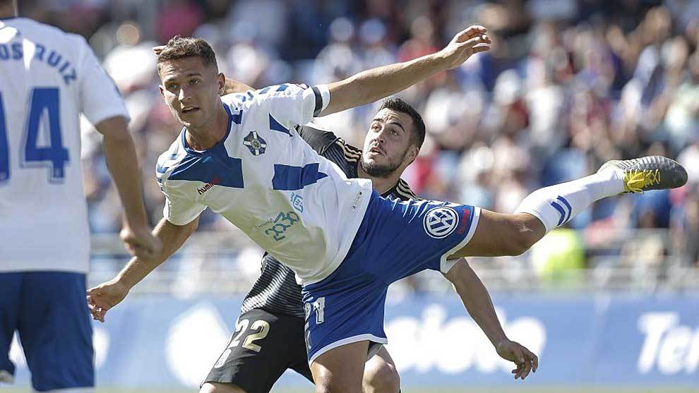 Jorge Senz se adelanta a Joselu en el partido ante el Oviedo de este...