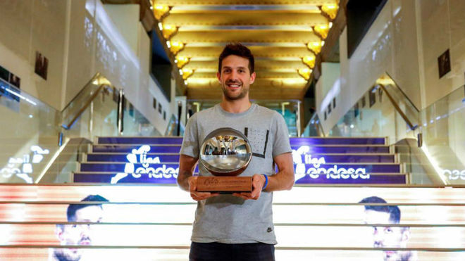 Nico Laprovittola, con el trofeo de MVP de la Liga Endesa