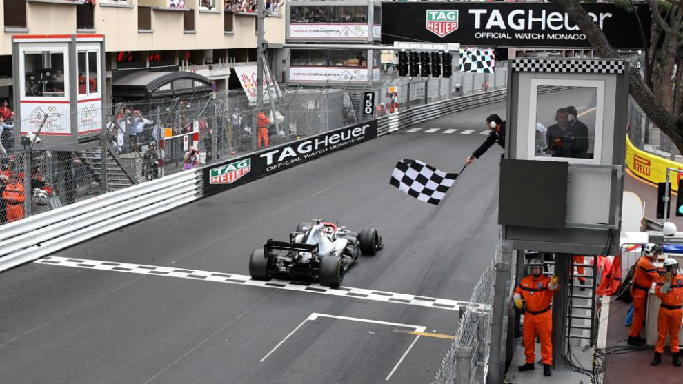 Hamilton, logrando la sexta victoria en seis carreras en Mnaco.