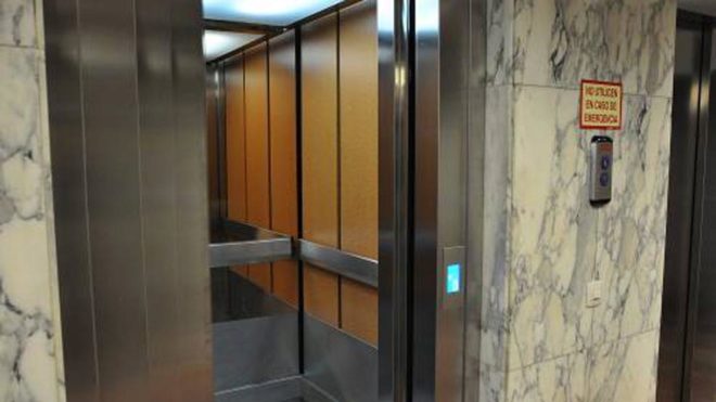 Una mujer ha fallecido decapitada por las puertas de un ascensor