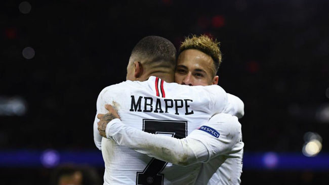 Neymar y Mbapp celebran un gol con el PSG.