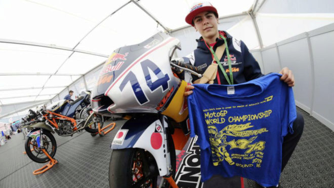 Daijiro Sako (15 aos) con la moto en homenaje a Sato con la que...