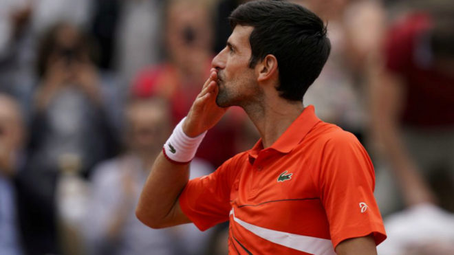 Novak Djokovic lanza un beso tras ganar su partido.