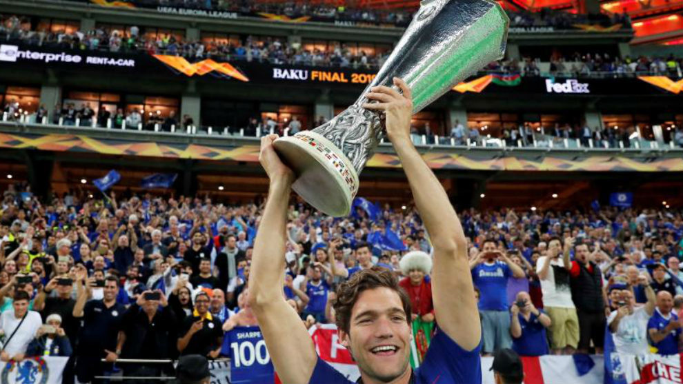 Marcos Alonso lifting the Europa League.