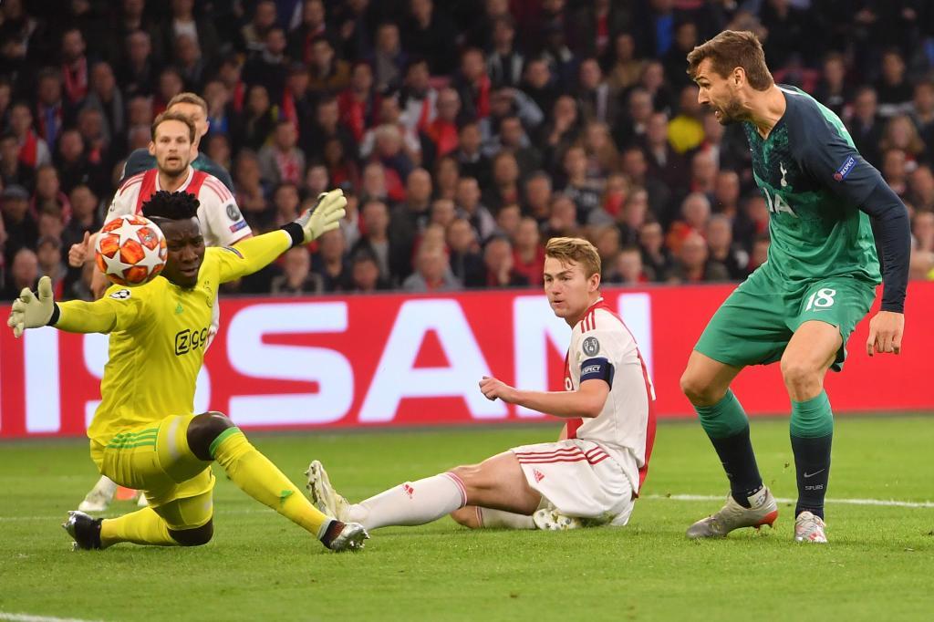 Ajax's Cameroonian goalkeeper Andre Onana (L) fails to catch the ball next to Tottenham's Spanish forward <HIT>Fernando</HIT><HIT>Llorente</HIT> (R) during the UEFA Champions League semi-final second leg football match between Ajax Amsterdam and Tottenham Hotspur at the Johan Cruyff Arena, in Amsterdam, on May 8, 2019. (Photo by EMMANUEL DUNAND / AFP)