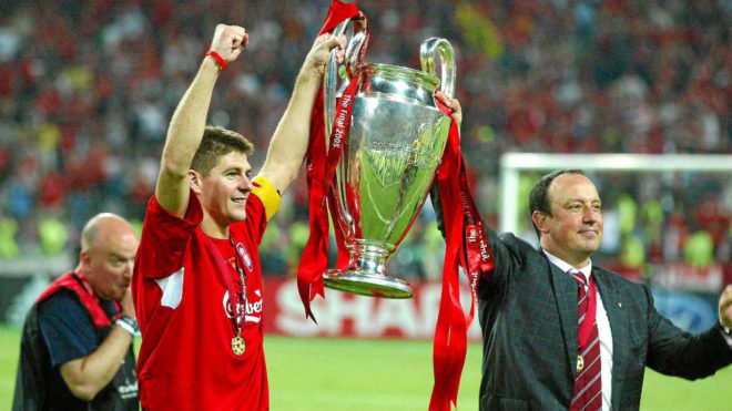 Steven Gerrard y Rafa Bentez, tras ganar la final de 2005.