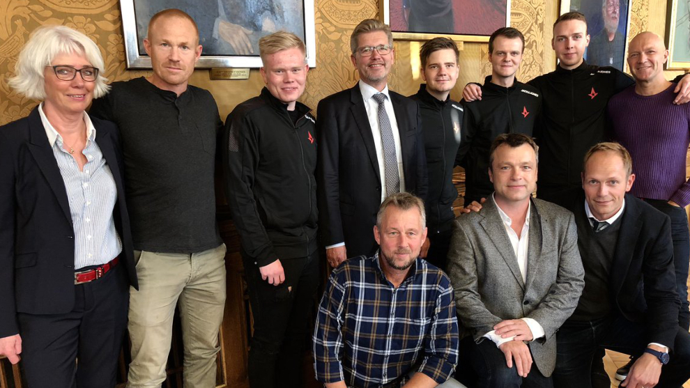 El psiclogo Lars Robl (abajo a la izquierda) y otros miembros del equipo de rendimiento de Astralis, posan junto al alcalde de Copenhague | Astralis